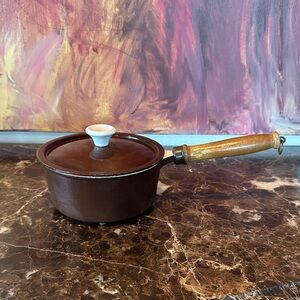 DESCOWARE 1 1/2 qt Elegant Brown Saucepan with Wooden Handle